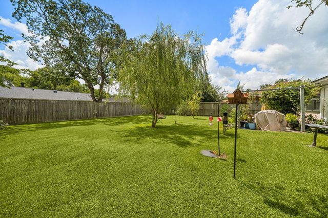 302 Forest Hills Drive, League City, TX 77573