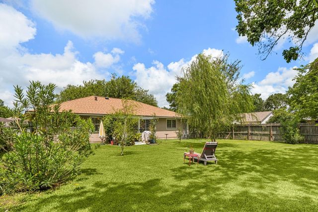 302 Forest Hills Drive, League City, TX 77573