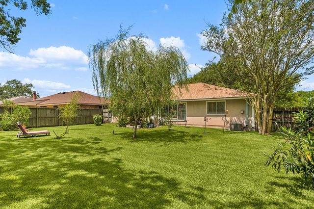 302 Forest Hills Drive, League City, TX 77573