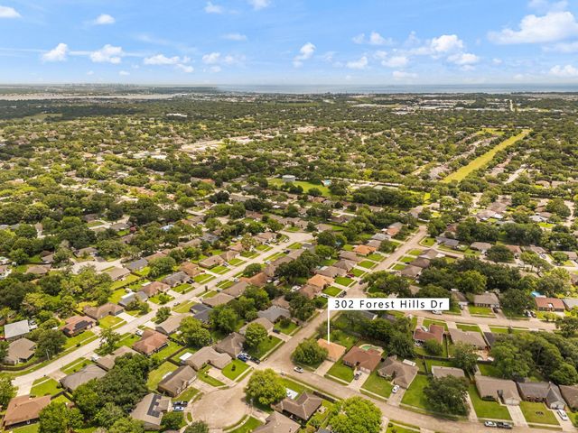 302 Forest Hills Drive, League City, TX 77573