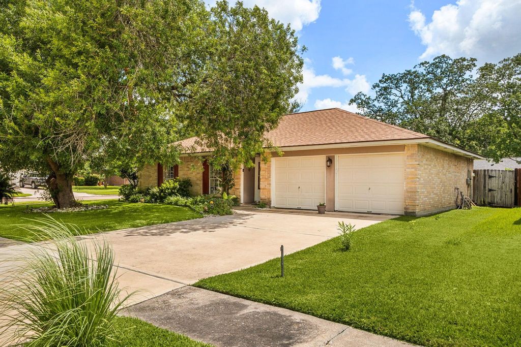 302 Forest Hills Drive, League City, TX 77573