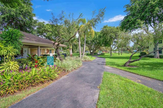 400 Oaks Lane 115, Pompano Beach, FL 33069