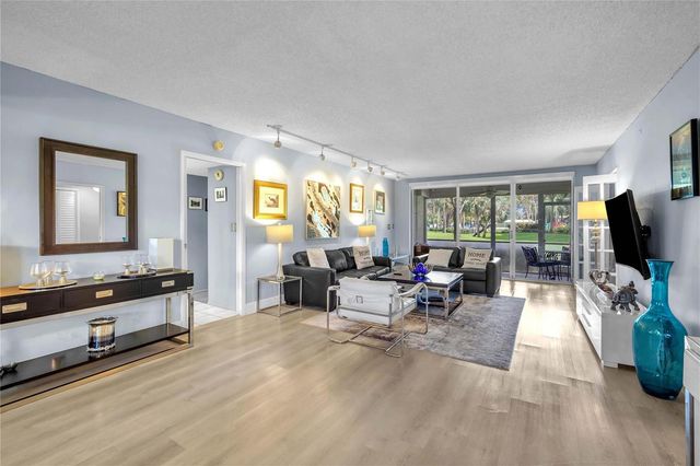 400 Oaks Lane 115, Pompano Beach, FL 33069