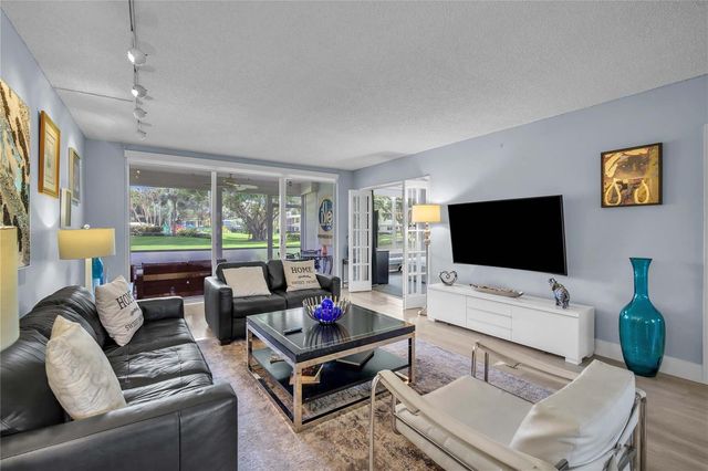 400 Oaks Lane 115, Pompano Beach, FL 33069