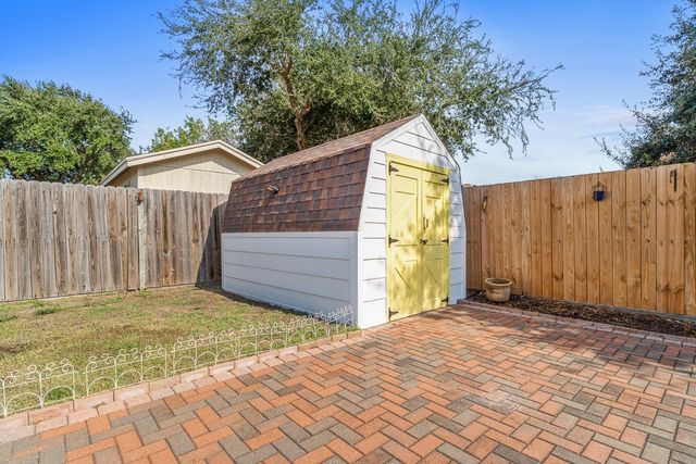 2402 Vialoux Dr, Corpus Christi, TX 78418