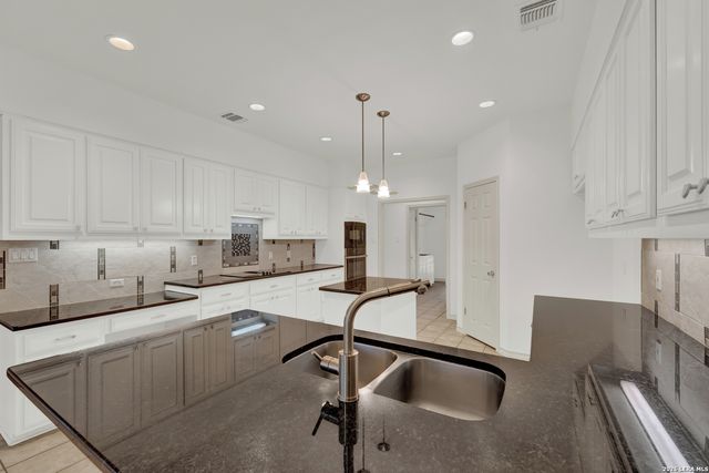 8472 ROLLING ACRES TRL, Fair Oaks Ranch, TX 78015
