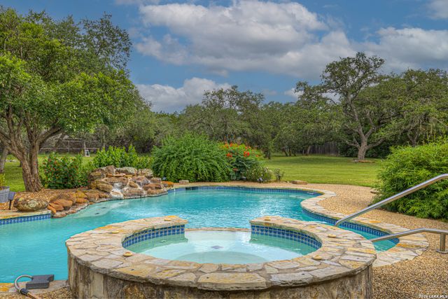 8472 ROLLING ACRES TRL, Fair Oaks Ranch, TX 78015