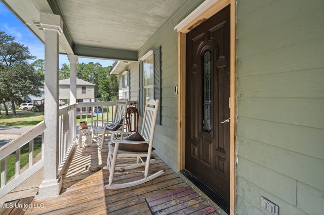 560 Pelican Avenue, Pass Christian, MS 39571