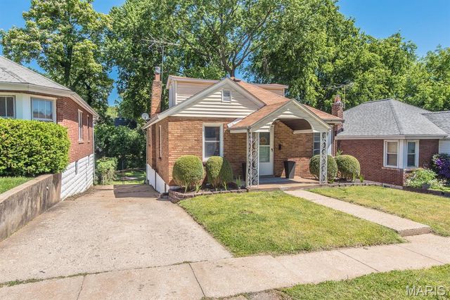 8725 Susan Avenue, St John, MO 63114