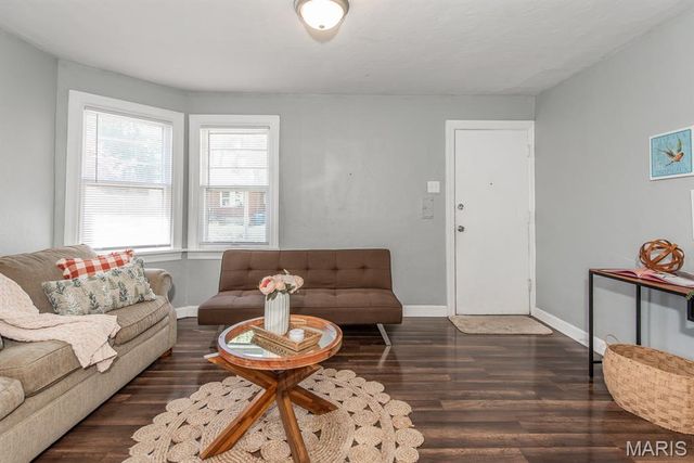 8725 Susan Avenue, St John, MO 63114