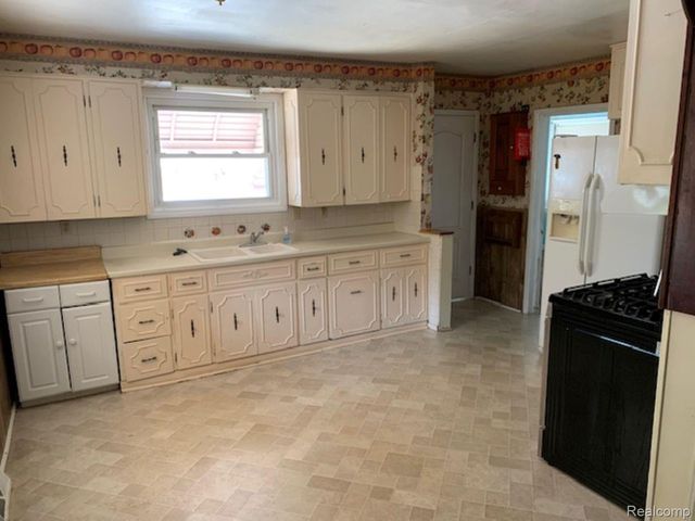 28511 Hillview Street, Roseville, MI 48066