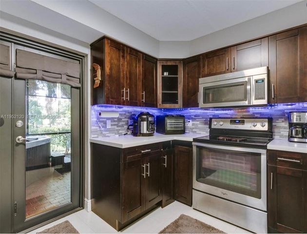 227 Wimbledon Lake Dr 227, Plantation, FL 33324