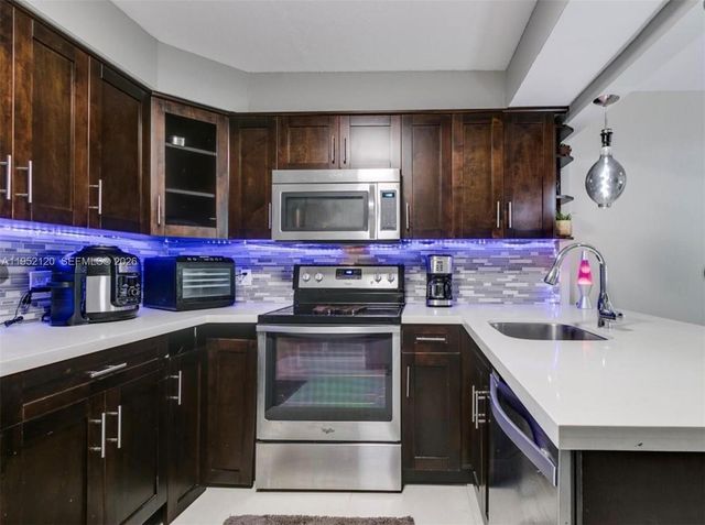 227 Wimbledon Lake Dr 227, Plantation, FL 33324