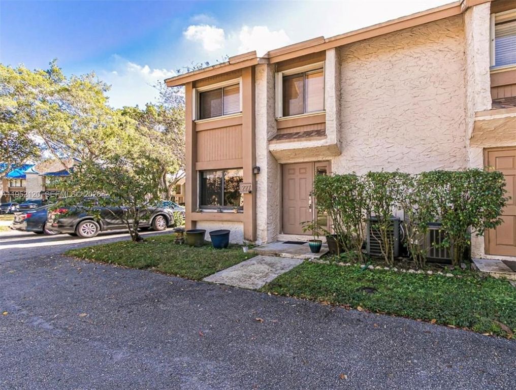 227 Wimbledon Lake Dr 227, Plantation, FL 33324