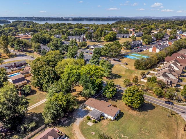 411 Walton Ferry Rd, Hendersonville, TN 37075