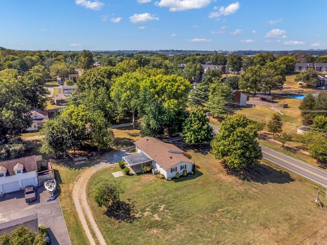 411 Walton Ferry Rd, Hendersonville, TN 37075