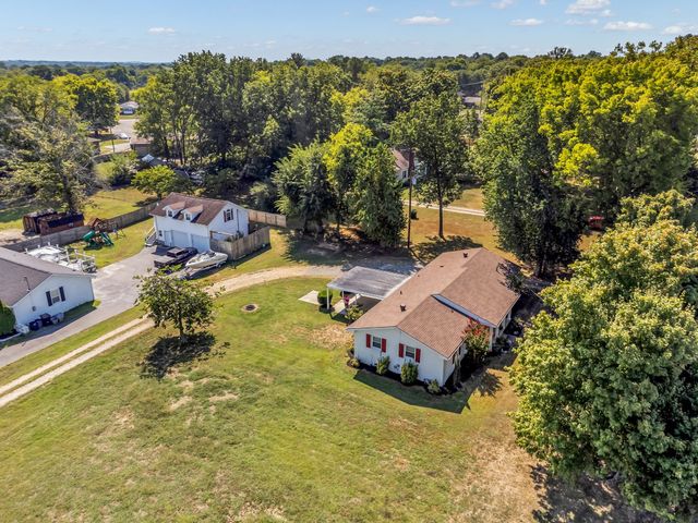 411 Walton Ferry Rd, Hendersonville, TN 37075
