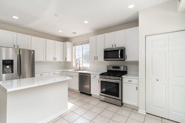 2258 Halsted Lane, Aurora, IL 60503