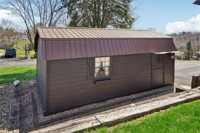 124 Harriet Dr, Lower Burrell, PA 15068