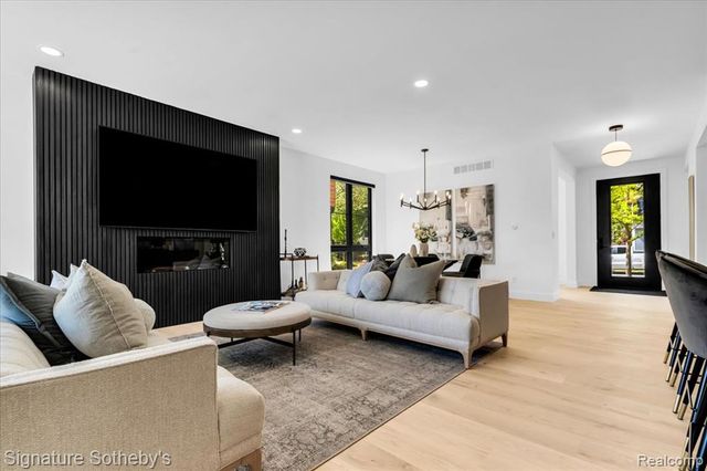 907 Ann Street, Birmingham, MI 48009
