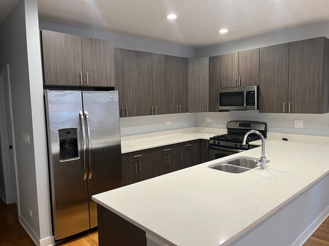 693 N Peoria Street 2N, Chicago, IL 60642