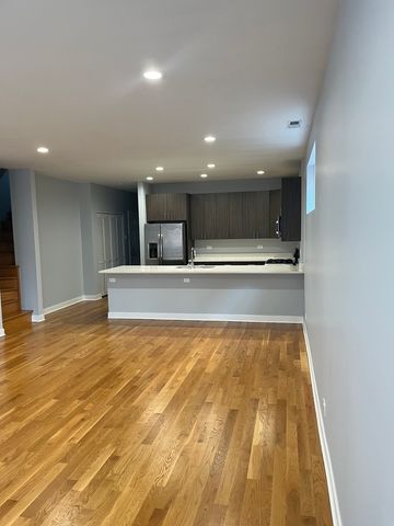 693 N Peoria Street 2N, Chicago, IL 60642