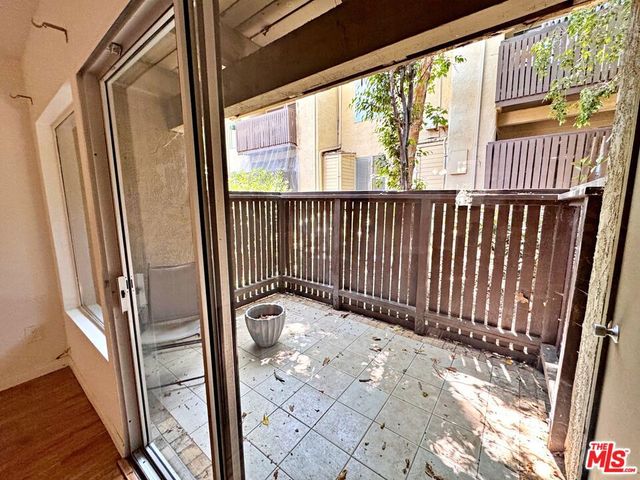 18350 Hatteras Street 152, Tarzana, CA 91356