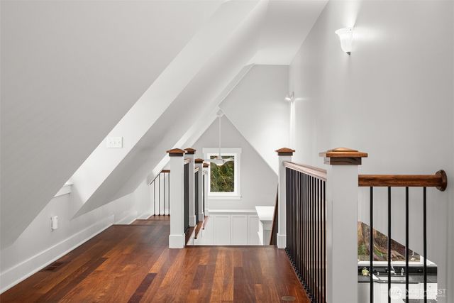 8803 NE Koura Road, Bainbridge Island, WA 98110