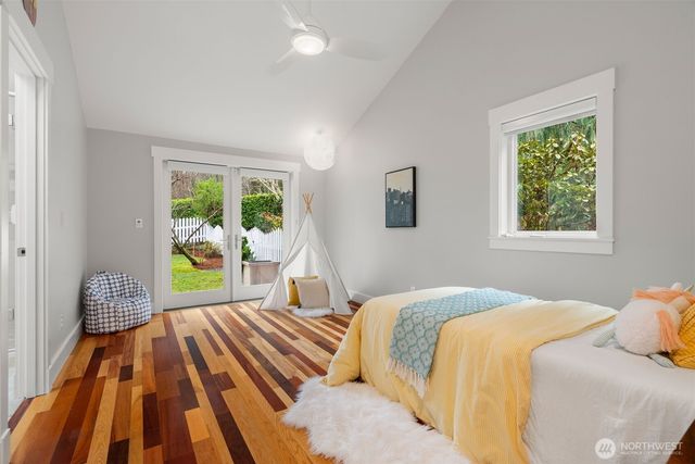 8803 NE Koura Road, Bainbridge Island, WA 98110