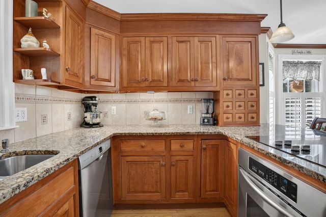 5 Suffolk Park, Nashua, NH 03063