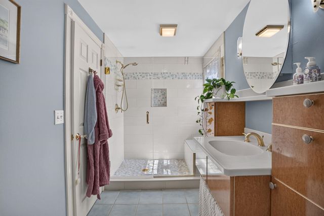 5 Suffolk Park, Nashua, NH 03063