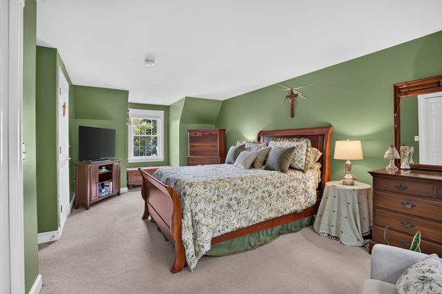 5 Suffolk Park, Nashua, NH 03063