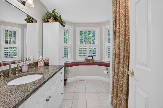 5 Suffolk Park, Nashua, NH 03063