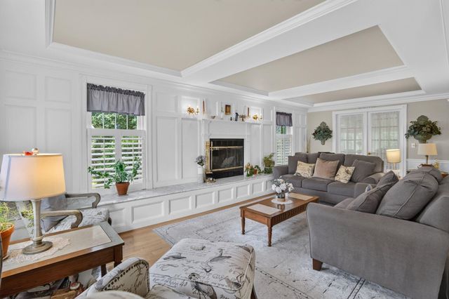 5 Suffolk Park, Nashua, NH 03063