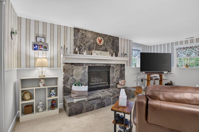 5 Suffolk Park, Nashua, NH 03063