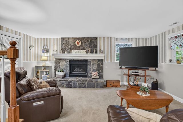 5 Suffolk Park, Nashua, NH 03063