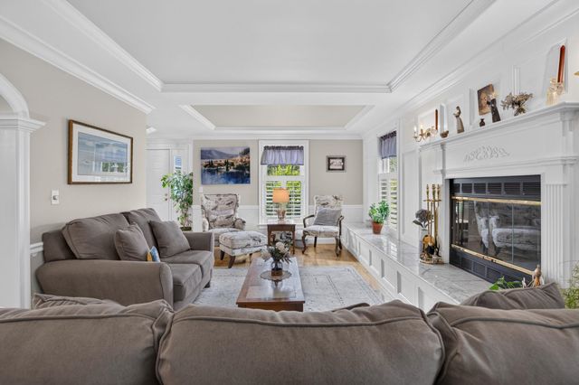 5 Suffolk Park, Nashua, NH 03063