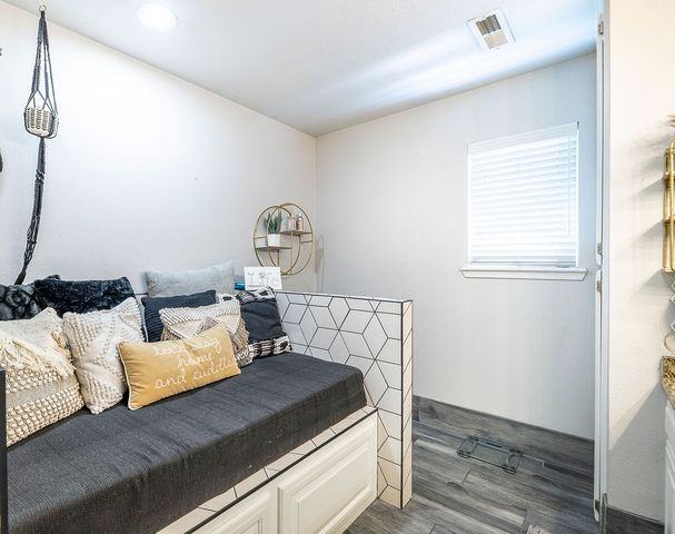 100 NW Apple Blossom, Bentonville, AR 72712