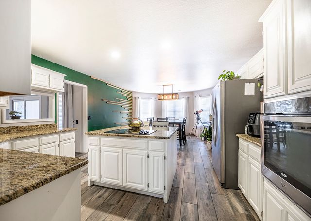 100 NW Apple Blossom, Bentonville, AR 72712