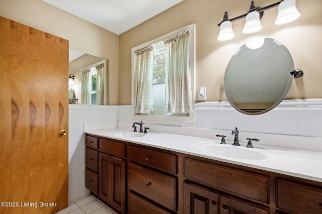 1050 Palatka Rd, Louisville, KY 40214