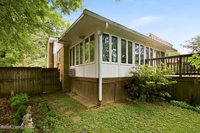 1050 Palatka Rd, Louisville, KY 40214