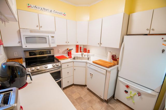 821 6th Avenue, Troy, NY 12182