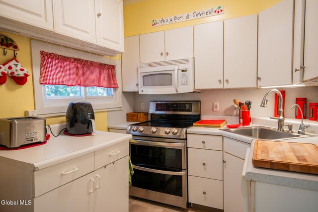 821 6th Avenue, Troy, NY 12182