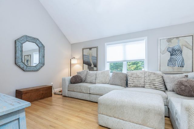 2 Barnes Drive, Stratham, NH 03885