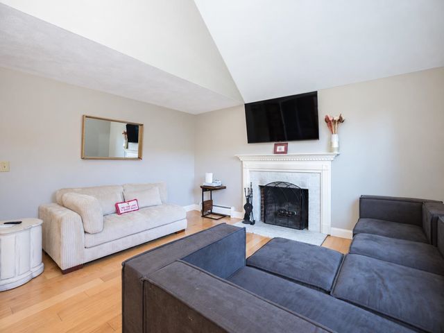 2 Barnes Drive, Stratham, NH 03885