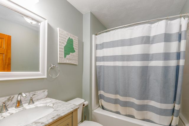 2 Barnes Drive, Stratham, NH 03885