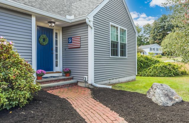 2 Barnes Drive, Stratham, NH 03885