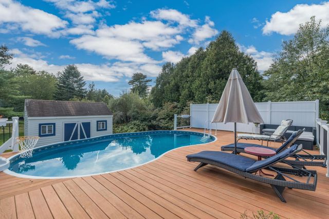 2 Barnes Drive, Stratham, NH 03885