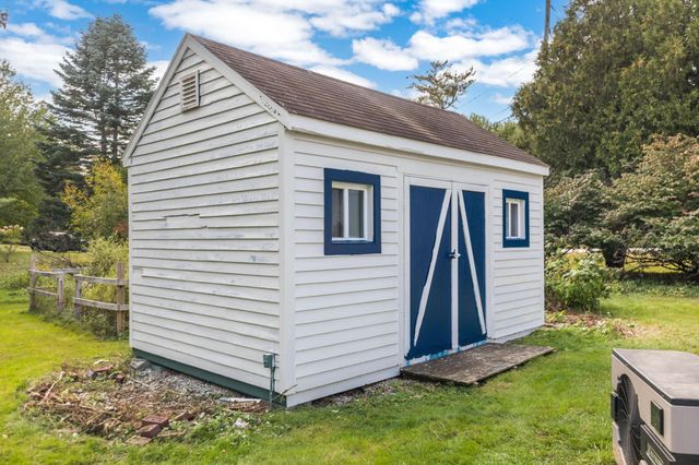 2 Barnes Drive, Stratham, NH 03885