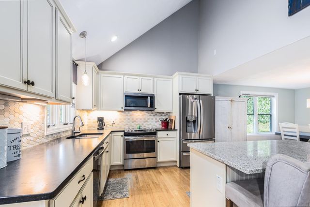 2 Barnes Drive, Stratham, NH 03885